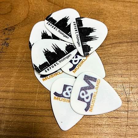 J&M Musikland Logo Erfurt 0,71 Plektren White